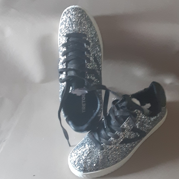 Tretorn Camden nwot ($5 off if buy something else in closet) - Picture 2 of 4